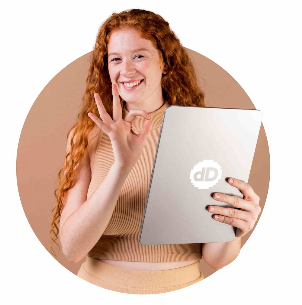 Chica con tablet con el logo de digitalDot