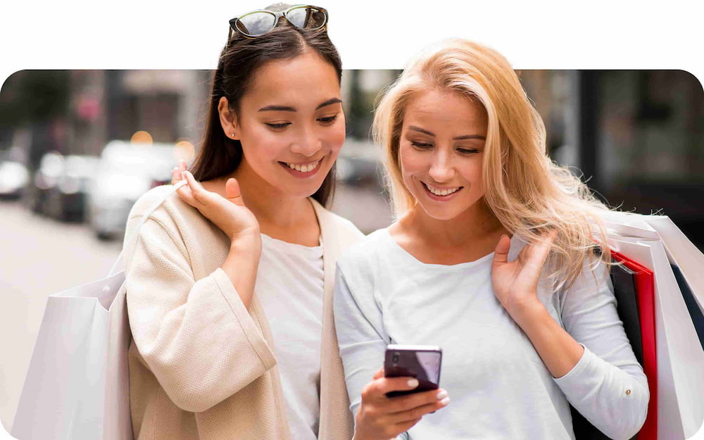 Dos chicas comprando en una tienda online
